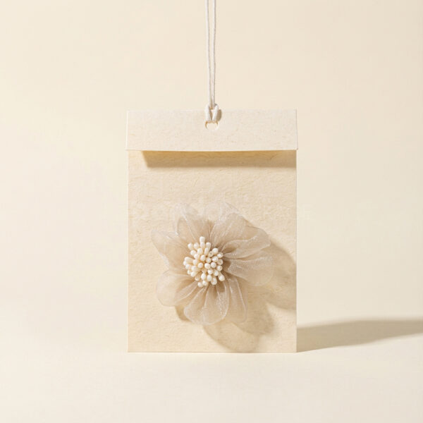 Gilded 3D Petal Beige Tag & Sleeve