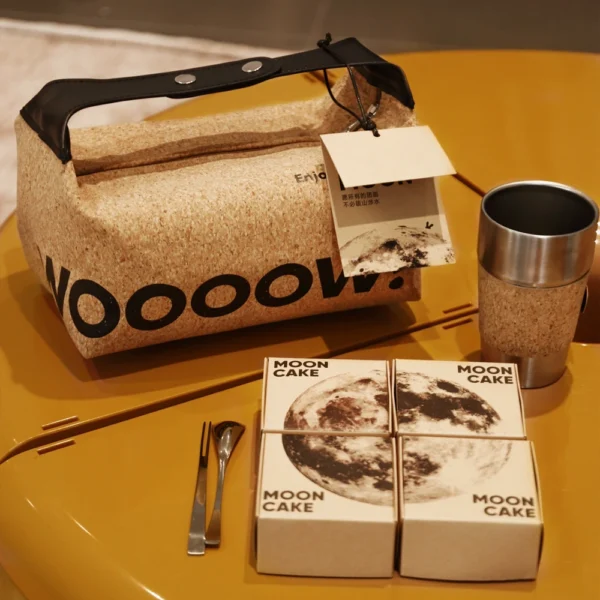 Kraft Paper Gift Bag with Handle and Magnetic Lid