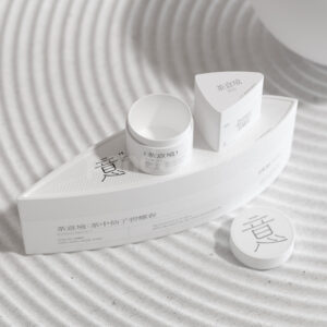 Elegant white boat-shaped gift box