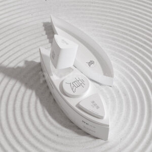 Elegant white boat-shaped gift box