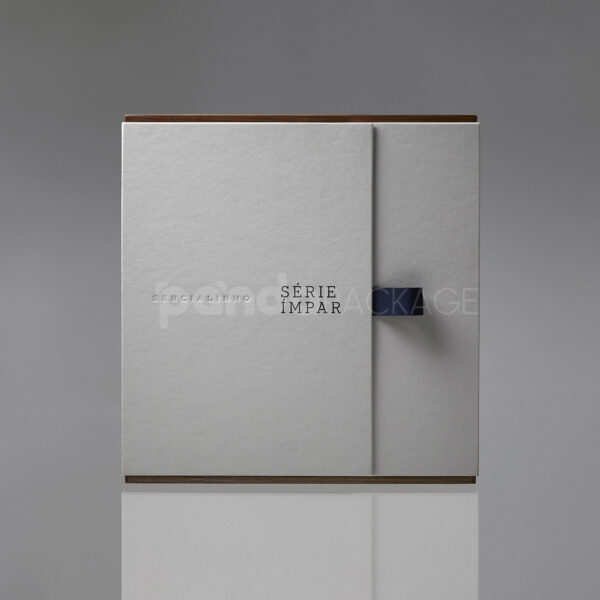 Luxury Minimalist White Gift Box for Premium Liquor Packaging
