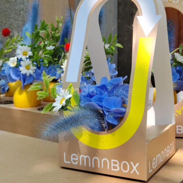 Creative Restaurant Carrier Boxes for Stylish Food and Drinks
