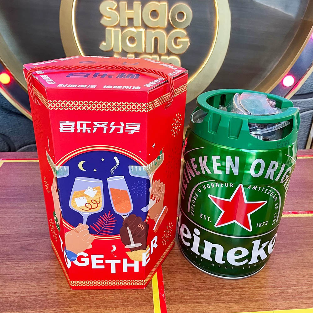 eco-friendly red paperboard beer gift carrier box with rope handle