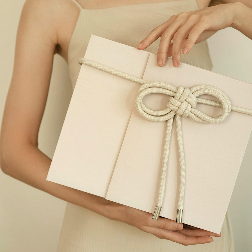 luxury magnetic rigid gift box with rope knot decoration