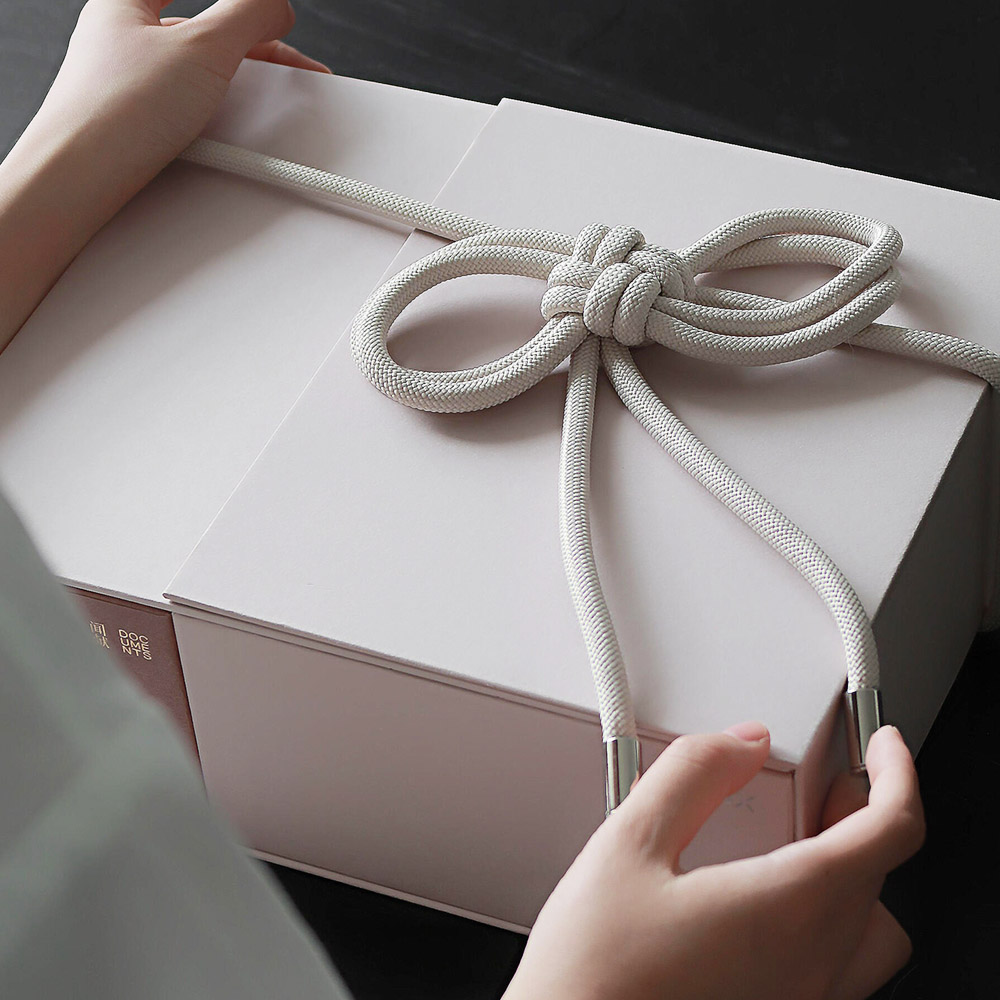 luxury magnetic rigid gift box with rope knot decoration