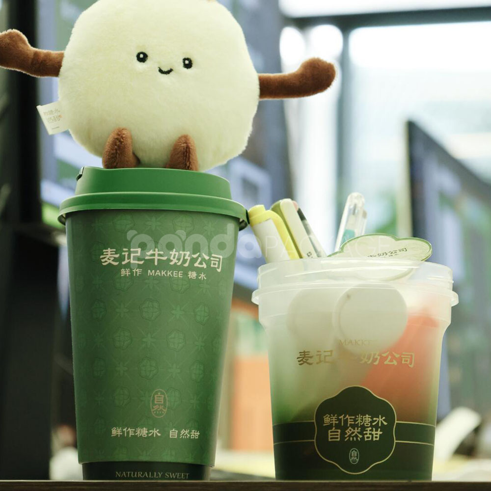 eco-friendly reusable clear plastic food container cups with green lids for desserts and fruits