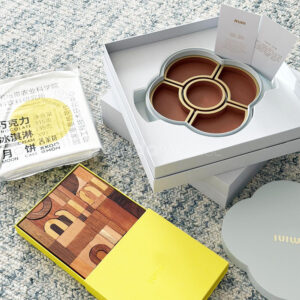 luxury flower shaped rigid box with gold compartment tray for mooncake or chocolate gift packaging