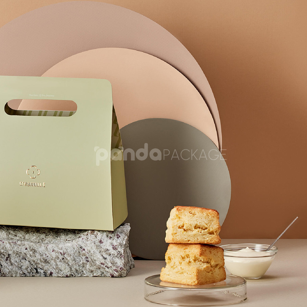 luxury paperboard coffee carrier box with handle for takeaway drinks