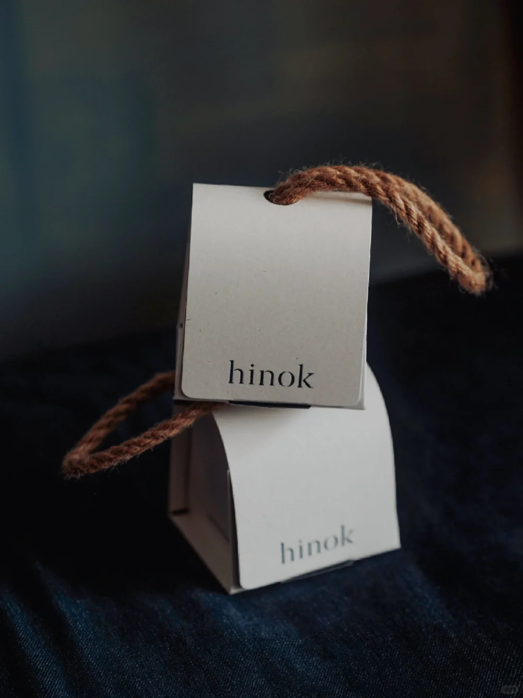 Closed paper package with integrated rope handle